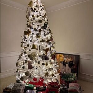 Elegant White and Gold Holiday Christmas Tree